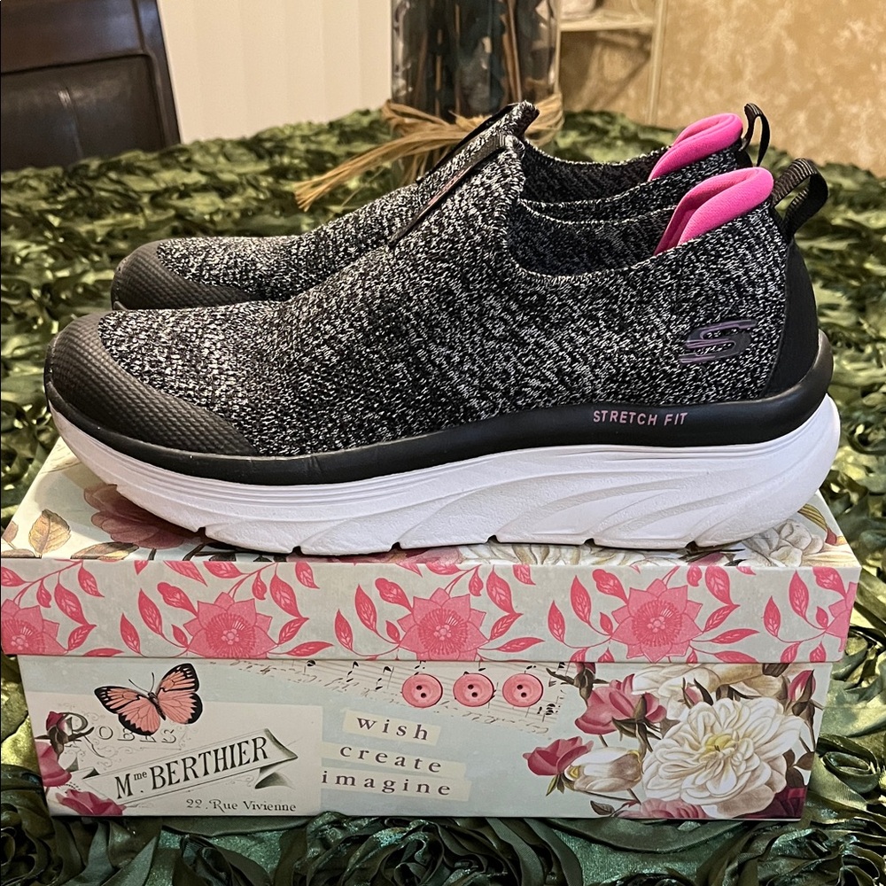 Women’s Skechers D’Lux Walker Stretch Fit Sneakers Size 8.5M